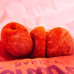 Leonard's Bakery - プレーンドーナツ♪&カスタードクリームドーナツ♪(o^^o) 袋にそのまんまほり込んでくれる！豪快w