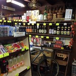 飯島酒店 - この店舗スペースの奥に呑み屋スペースがあります