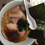 麺処 みな家 - 豚骨醤油ラーメン 自家製ラー油入り ¥850-