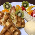 ギーモカフェ - 季節のフルーツ付ワッフル