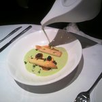 ユニッソン デ クール - ミディの白アスパラ コンソメジュレとクレソン･･･ソースを掛ける