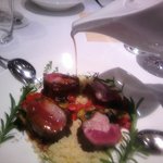 ユニッソン デ クール - 子羊のタジンソースを掛ける