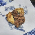 吟の蔵を市 - 鯨肉の竜田揚げとレンコンの揚げ物。