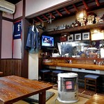 よし半 - 小上がり座卓席 ＆ カウンター席