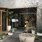 カフェ・ドン バイ スフェラ - 川側の入口