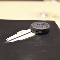 オルト - 黒ニンニクと竹炭をオリーブオイルとミキシングしてクッキーに練り込んで、サワークリームも挟んで。