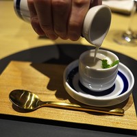オルト - フォアグラの柔らかいフラン、泡立てたクリームとサバのへしこ、上から温かい純米大吟醸の酒粕のクリームソースをかけて。お見事！