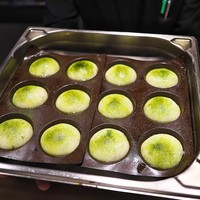 オルト - 九条ネギを練り込んでパウダーにし、ネギを振りかけた、自家製のパン。目の前のオーブンでこれから焼き上げます♪