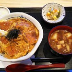 Minokatsu Hanare - かつ丼（800円）、Aセット（お味噌汁（赤だし）、小鉢、漬物）（150円）