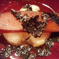 にくの匠 三芳 - ⑤神戸牛の脂で揚げた餅、赤銅色の唐墨(三重県尾鷲産)を蒸したものをのせて。
                  鰹節と昆布の出汁による揚げ出し餅。
