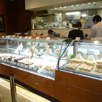 スイーツガーデン ユウジアジキ - ショーケースの前には整列用のテープが！混雑時は活躍しそうです☆（2011/5）