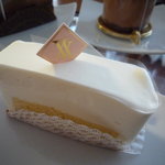 スイーツガーデン ユウジアジキ - フロマージュ クリュ（400円）♪シェフのスペシャリテ★デンマーク産、フランス産クリームチーズをブレンドしたレアチーズケーキです。（2011/5）