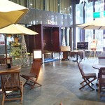 カフェビーパスト - カフェの入口前のエントランスホールです。