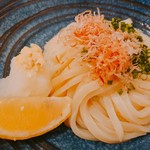 うどんダイニング 弥栄 - 息子はいつものぶっかけうどん♪