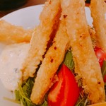 うどんダイニング 弥栄 - ごぼう天サラダ