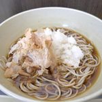 鬼は内 - 天ぷらを色々と食べている最中に「冷やしそば　中サイズ」450円が完成。