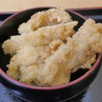 鬼は内 - そばを待つ間、先に受け取った「とりかつ」80円から食べてみることに。