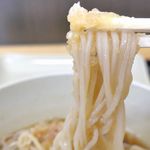 鬼は内 - 早速食べてみると、そばはコシとそば粉の香りが力強く、かつおだし濃いめなタレともマッチ！

冷え冷えなタレ、サッパリ大根おろしの効果も相まって、力強い味わいながらもスッキリと完食しました。