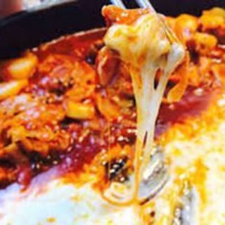 You can eat cheese dakgalbi which is very popular among women! !