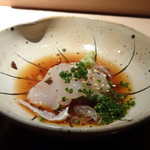 菊鮨 - ◆トラフグ・・表面は軽く炙ってあり、梅入りポン酢醤油でいただきます。 河豚は厚く切られているので甘みを感じますし、ポン酢のお味もいいこと。