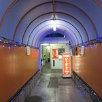 いーすと - 店舗への通路