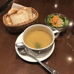 サラダとパンとスープ。
          美味し。