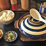 岡田屋 - 定食はご飯と小鉢、香の物が付く