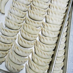 中華屋台 加匠 - これがマスターが作った餃子。ね、ヒダが逆でしょ。