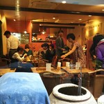 グルガオン - 店の前の行列に並びましたが、すぐ入れました。但し、3人以上のグループだとかなり待ちます。