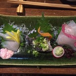 呑み喰い処 一久 - 【’18.1】お造り3種盛り。少なめの盛り合わせで有難いです