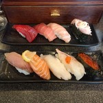 Heiroku Sushi - 上、まぐろづくし￥590。
                        下、旬魚五星セット￥490