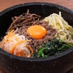 石焼ビビンバ(Mixed rice in a hot stone pot)