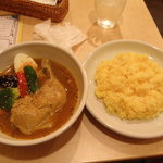 骨付きチキンと野菜のスープカレー