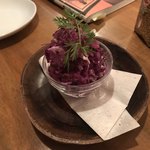 カフェ エ フロマージュ シニョン - 紫キャベツと高座ブタ・ハムのサラダ