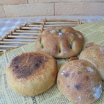 ボン・リジェール - 丸いパンです・右側のオレンジのパン・左のチーズのパンがオススメ