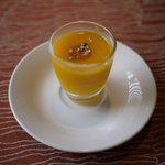 えびす亭 - 前菜の前にオレンジとかぼちゃの冷たいスープ（コース 4,725円)