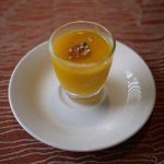 前菜の前にオレンジとかぼちゃの冷たいスープ（コース 4,725円)