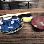 田代 - 蓋から鰻がはみ出すほどのボリューム