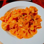 トラットリア ダイ パエサーニ - サーモンとウォッカ（ファルファッレ）