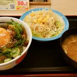 松屋 - ネギたっぷり旨辛ネギたま牛めし並盛＋生野菜、￥400+110。