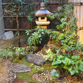 平安時代の邸宅「高陽院」跡地。当時の栄華に思いを馳せる。