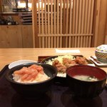博多もつ鍋 やまや - ランチの定番「明太子風味鶏の唐揚げ定食（1,100円）。4人テーブル個室で1人ゆったり食べます。