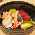 赤坂 すし 秀 - ミニ丼+握り5貫 1080円 の海鮮丼