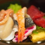 赤坂 すし 秀 - ミニ丼+握り5貫 1080円 の海鮮丼