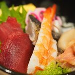 赤坂 すし 秀 - ミニ丼+握り5貫 1080円 の海鮮丼