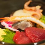 赤坂 すし 秀 - ミニ丼+握り5貫 1080円 の海鮮丼