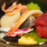 赤坂 すし 秀 - ミニ丼+握り5貫 1080円 の海鮮丼