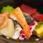 赤坂 すし 秀 - ミニ丼+握り5貫 1080円 の海鮮丼