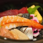 赤坂 すし 秀 - ミニ丼+握り5貫 1080円 の海鮮丼