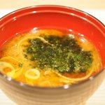 赤坂 すし 秀 - ミニ丼+握り5貫 1080円 の味噌汁